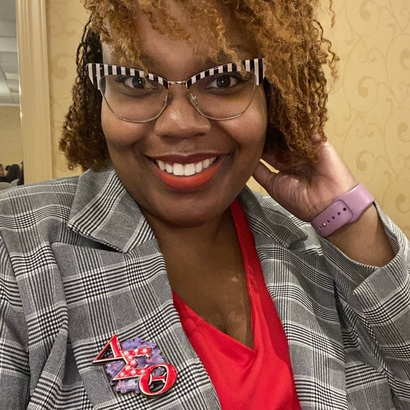 Meet your Posher, Rae - Picture 4 of 4